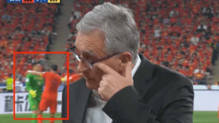 九游app最新版下载安装-支棱起来！王大雷黄油手失误送礼后，张玉宁拥抱给前者鼓劲