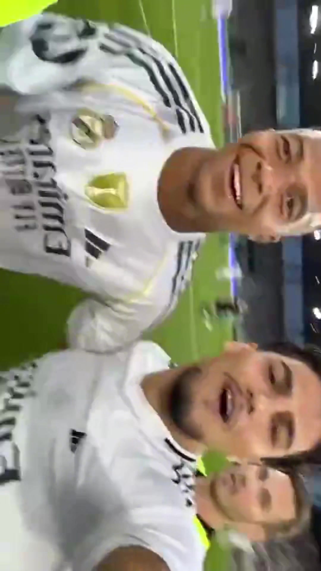 九游app下载最新版本-有点懵但很配合！球迷晒第一视角与姆总自拍，姆总微笑配合🤣