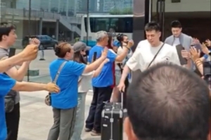 九游app最新版下载安装-背水一战！北京男篮今天前往杭州 球迷现场送行&amp;鼓励球队打回北京