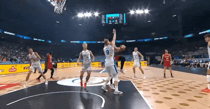 九游app下载最新版本-克塔强硬上篮打进反超怒吼庆祝，被裁判吹罚技犯&amp;amp;累计2T离场