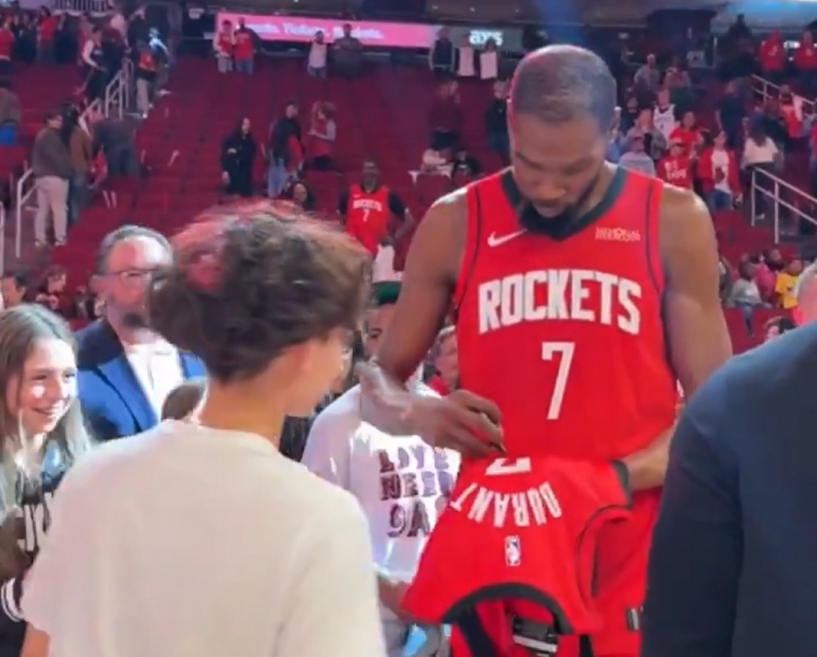 九游app最新版下载安装-优质偶像！杜兰特赛后与对手、队友、球迷互动 迟迟未离开